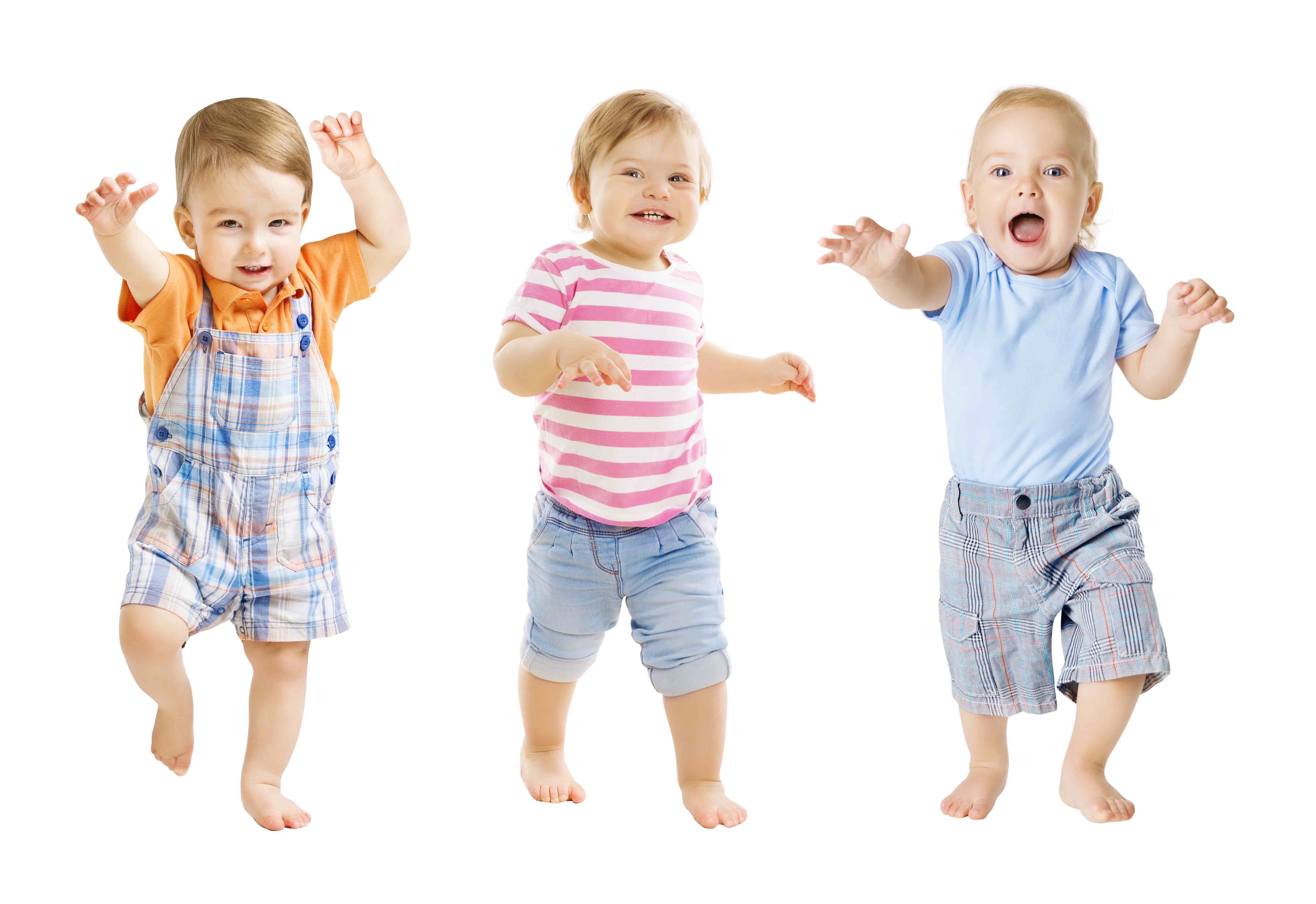 Trois bébés qui dansent en souriant