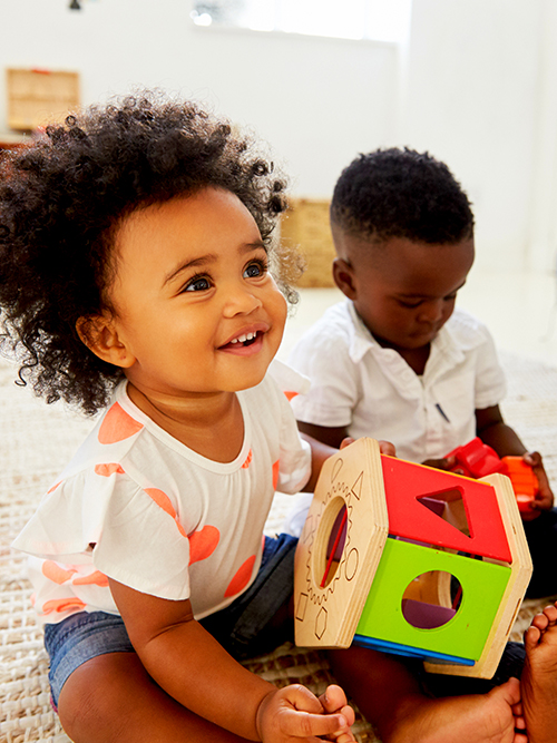 Bébés de culture différente jouant ensemble