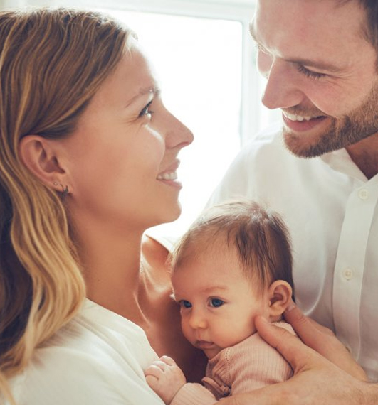 Parents aimants avec un nouveau né